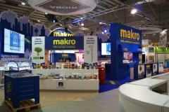 Stoisko targowe Makro, stoisko targowe Makro CC, z niebieskim i żółtym brandingiem, ekspozycją produktów, sekcją chłodniczą, oznakowaniem i materiałami promocyjnymi na targach Eurogastro. projekt i nadzór Tatjana Kobuszewska trksystem.com