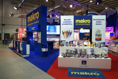 Stoisko targowe Makro CC prezentuje różne produkty spożywcze i materiały promocyjne, z brandingiem i banerami w języku polskim w jasnym oświetleniu wystawienniczym na targach Eurogastro. projekt i nadzór Tatjana Kobuszewska trksystem.com
