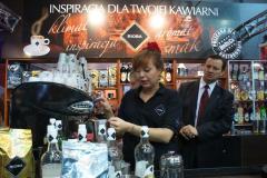 Stoisko Makro. Pokazy Baristyczne. Na stoisku prowadzono live cooking . Sylwia Bochowicz Prowadzi pokazy przygotowania kawy Rioba. Makro zaprezentowało pełną ofertę zaopatrzenia barów i kawiarni. W ciągu targów zaprezentowano prawie wszystkie sposoby parzenia kawy.