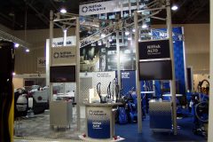 Stoisko targowe Nilfisk Advance ze sprzętem czyszczącym, niebieskim i srebrnym brandingiem, prezentacjami produktów i wyświetlaczami informacyjnymi. projekt i nadzór Tatjana Kobuszewska trksystem.com