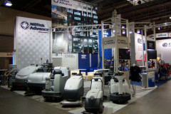 Stoisko wystawowe Nilfisk Advance prezentujące różne przemysłowe maszyny i urządzenia czyszczące, z markowymi banerami i informacjami o produktach w centrum kongresowym. projekt i nadzór Tatjana Kobuszewska trksystem.com