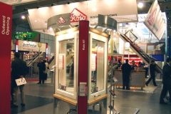 Stoisko wystawowe prezentujące okna dachowe marki Koto, zaaranżowane jako podwójne stoisko, otoczone ludźmi spacerującymi i oglądającymi produkty w dobrze oświetlonym pomieszczeniu targowym. projekt i nadzór Tatjana Kobuszewska trksystem.com