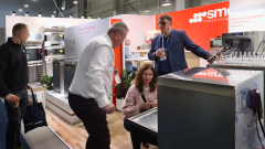 Smeg czerwono-białe logo firmy. projekt i nadzór Tatjana Kobuszewska trksystem.com