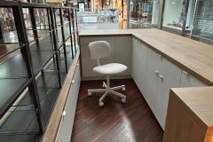 Mała wyspa handlowa słoik home kiosk ze szklanymi półkami, białymi szafkami znajduje się w korytarzu galerii handlowej w Manufakturze Łódź. Projekt i nadzór Tatjana Kobuszewska trksystem.com