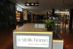 Wyspa handlowa Słoik Home z roślinami na ladzie stoi w  centrum handlowym Manufaktura Łódź.  projekt i nadzór Tatjana Kobuszewska trksystem.com