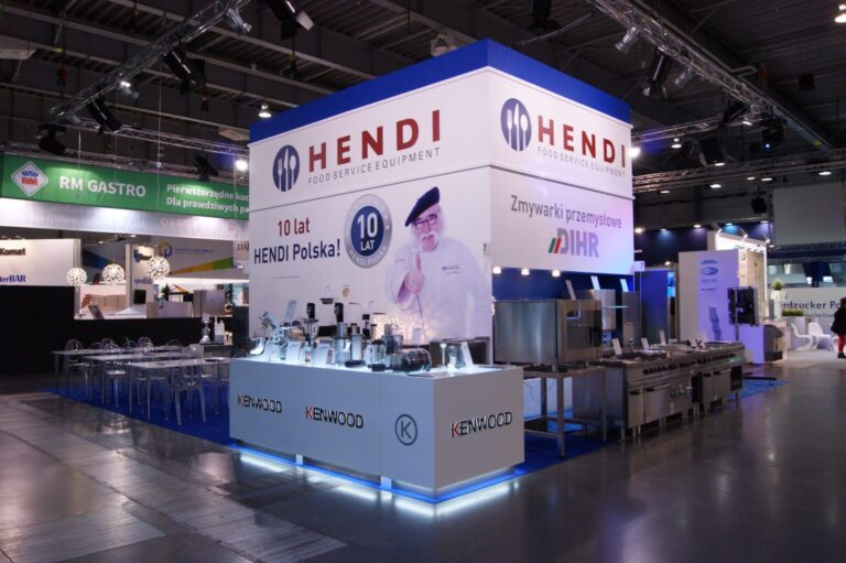 Stoisko targowe Hendi Food Service Equipment prezentujące sprzęt kuchenny, przybory kuchenne i banery z okazji 10-lecia w Polsce. Projekt i nadzór Tatjana Kobuszewska trksystem.com zapewniło nowoczesną, dobrze oświetloną przestrzeń ze sprzętem na stołach i półkach. projekt i nadzór Tatjana Kobuszewska trksystem.com