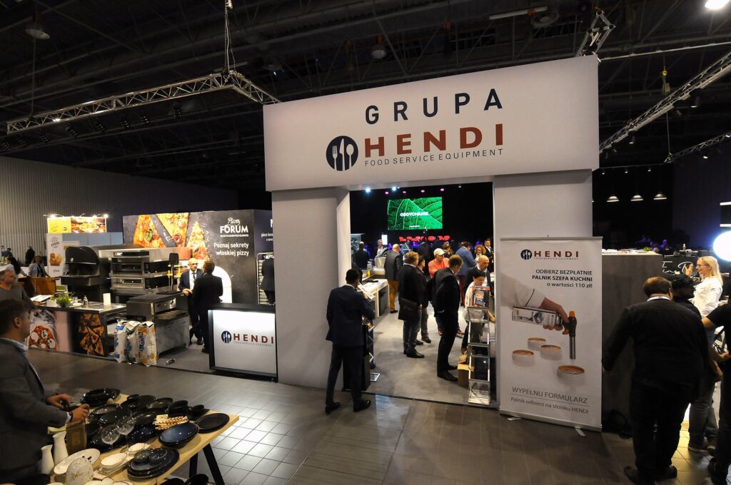 Stoisko wystawowe firmy Grupa Hendi Food Service Equipment podczas targów „Hendi Kongres Szefów Kuchni i Restauratorów 2017”, gdzie goście nawiązują kontakty w otoczeniu ekspozycji sprzętu kuchennego i zastawy stołowej w nowoczesnej, dobrze oświetlonej przestrzeni wystawowej. projekt i nadzór Tatjana Kobuszewska