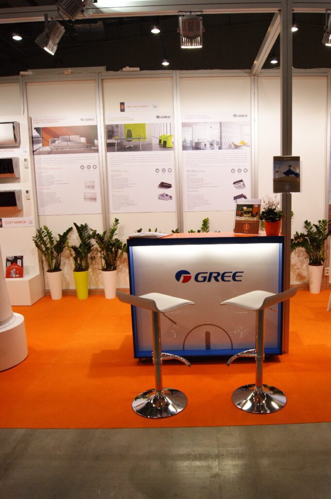 Lada recepcyjna stoiska Gree i tablice informacyjne serii U-Match Inverter, Warszawa 2014