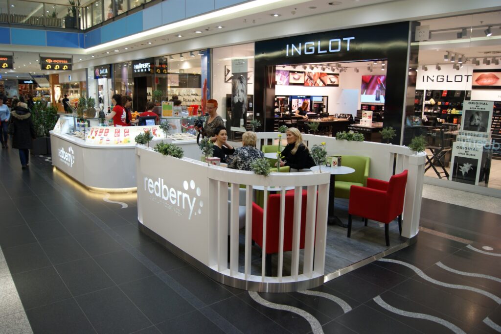 W nowoczesnym centrum handlowym znajduje się wyspa sprzedażowa o nazwie „redberry”, na której stoi biała lada z deserami, a klienci siedzą przy kolorowych stolikach. Nieopodal sklep z kosmetykami „INGLOT” przyciąga wzrok żywą ekspozycją towaru na wyspie dzięki jasnym witrynom i dużym szklanym oknom. projekt i nadzór Tatjana Kobuszewska