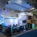 Stoisko targowe Bagstar i Henry Kruse Polska prezentuje maszyny czyszczące, produkty na półkach i broszury. Stoisko charakteryzuje się jasnym oświetleniem, oznakowaniem marki i nowoczesną, zorganizowaną aranżacją w dużej hali wystawienniczej. projekt i nadzór Tatjana Kobuszewska trksystem.com