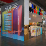 Stoisko targowe dla Plastics Group z kolorowymi panelami i polskim tekstem, promujące ich produkty. Zaprojektowane przez projekt stoiska i nadzór trksystem.com Tatjanę Kobuszewską, stoisko może pochwalić się przyciągającą wzrok grafiką, nowoczesnym designem i żywymi wyświetlaczami. projekt i nadzór Tatjana Kobuszewska trksystem.com