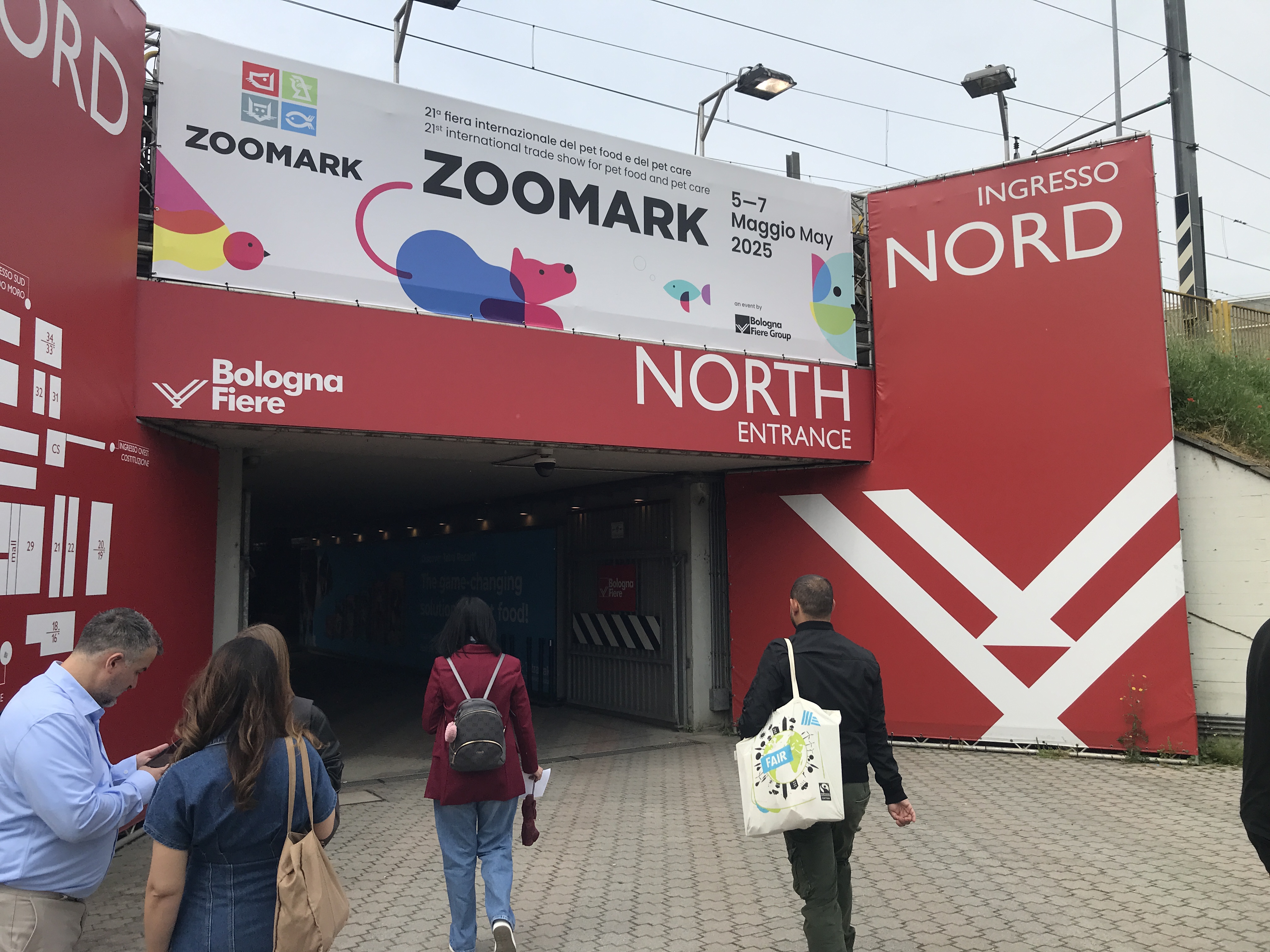 trksystem.com-zoomark-2025-w-bolonii-targi-dla-branzy-zoologicznej-- z kolorowymi grafikami zwierząt i datami wydarzeń. projekt i nadzór Tatjana Kobuszewska trksystem.com