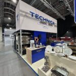 Stoisko targowe dla Technica Group, prezentujące profesjonalny sprzęt kuchenny. Piekarniki, naczynia do smażenia, talerze i przybory do serwowania są wyświetlane pod dużym niebiesko-białym napisem TECHNICA w nowoczesnym industrialnym wystroju. projekt i nadzór Tatjana Kobuszewska trksystem.com