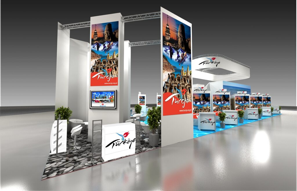 Nowoczesne stoisko wystawowe, fachowo wykonane przez projektowanie stoisk targowych, obejmuje wysokie panele z żywymi zdjęciami z podróży, branding Turcji, biurka, ekrany, miejsca do siedzenia, rośliny i jasnoniebieską podłogę, co zapewnia zachęcającą, profesjonalną atmosferę. projekt i nadzór Tatjana Kobuszewska trksystem.com