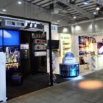 Nowoczesne stoisko wystawiennicze na Ptak Warsaw Expo prezentuje urządzenia klimatyzacyjne GREE i technologię HVAC. Wyposażone w jednostki naścienne, duży skraplacz, ekrany cyfrowe, reflektory i podświetlane oznakowanie w jasnej hali kongresowej. projekt i nadzór Tatjana Kobuszewska trksystem.com