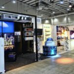 Nowoczesne stoisko Międzynarodowych Targów HVAC prezentuje urządzenia klimatyzacyjne i systemy HVAC. W przestronnym centrum kongresowym Ptak Warsaw Expo na stoisku znalazły się duże ekrany, znaki GREE, obrazy miasta i elegancki wystrój. projekt i nadzór Tatjana Kobuszewska trksystem.com