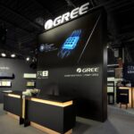 Nowoczesne stoisko wystawiennicze GREE na Ptak Warsaw Expo wyróżnia się dużym czarnym wyświetlaczem ze świecącą na niebiesko grafiką i logo GREE. Oświetlenie punktowe prezentuje zaawansowane urządzenia HVAC, dzięki czemu wyróżnia się na Międzynarodowych Targach HVAC. projekt i nadzór Tatjana Kobuszewska trksystem.com