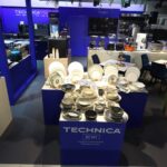 Ekspozycja zastawy stołowej i urządzeń kuchennych na niebieskich stojakach marki TECHNICA w Stoisku Techniki na Eurogastro w Ptak Warsaw Expo - 70 m² z niebiesko-białym brandingiem, ze starannie ułożonymi talerzami, miskami i nowoczesnymi urządzeniami w jasnym oświetleniu. projekt i nadzór Tatjana Kobuszewska trksystem.com
