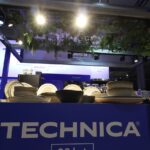 Na niebieskiej ladzie z odważnym białym napisem TECHNICA w Stoisku Technica na Eurogastro w Ptak Warsaw Expo - 70 m² z niebiesko-białym brandingiem, oświetlonym światłami wśród wiszącej zieleni, prezentowane są różnorodne ceramiczne talerze i miski. projekt i nadzór Tatjana Kobuszewska trksystem.com
