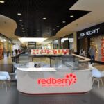 Wyspa Redberry w galerii handlowej — sprzedaż mrożonego jogurtu z dyspensera. Projekt Tatjany Kobuszewskiej, TRK System