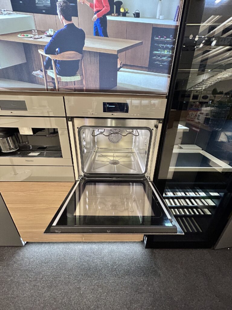Piekarnik parowy Miele DGC 7865 HCX Pro z funkcją HydroClean — demonstracja samoczyszczenia na żywo. Interioro Design Days w ICE Kraków