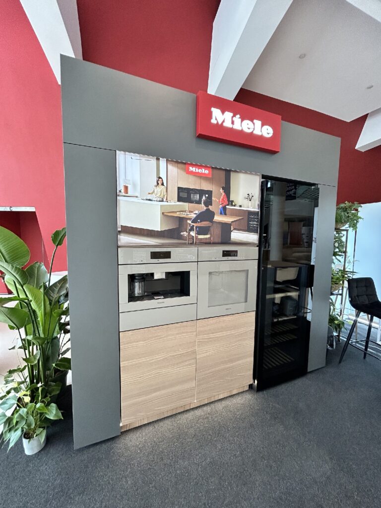Mikrostoisko Miele 4×2 m na Interioro Design Days 2026 w ICE Kraków — Projekt Tatjany Kobuszewskiej, TRK System