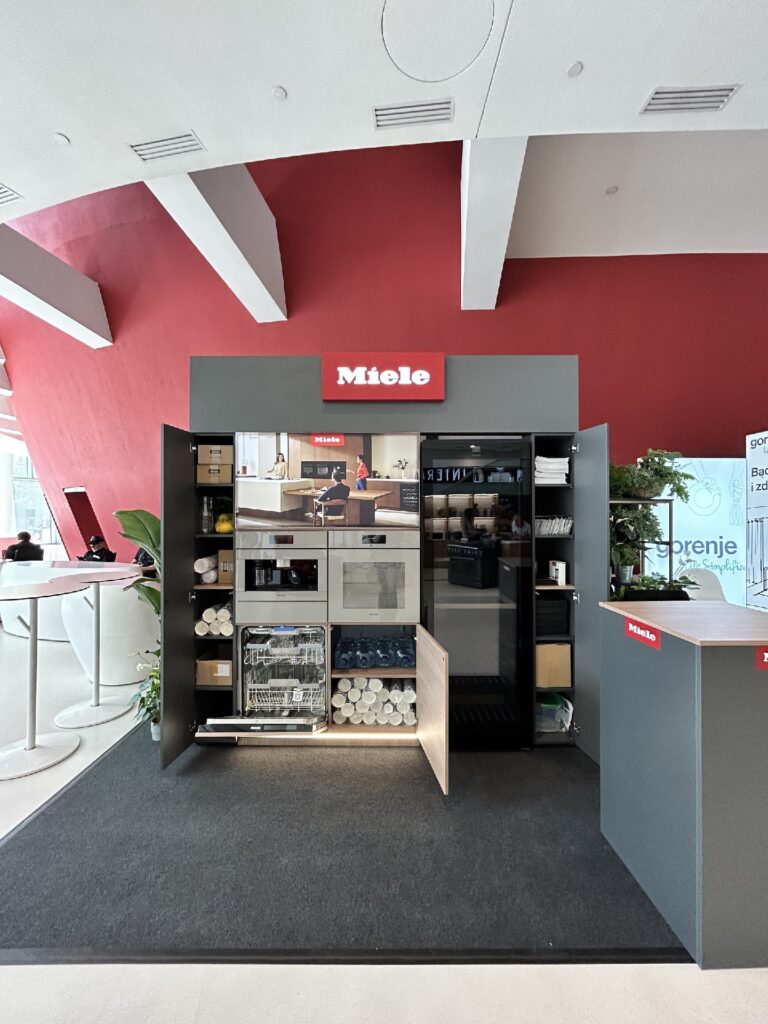 Mikrostoisko reklamowe Miele 4×2 m na Interioro Design Days w ICE Kraków — premium AGD dla architektów. Projekt Tatjany Kobuszewskiej, TRK System
Chłodziarka na wino Miele KWTS 4785 F z dwiema strefami temperaturowymi — aktywnie schładzała wino serwowane gościom mikrostoiska
