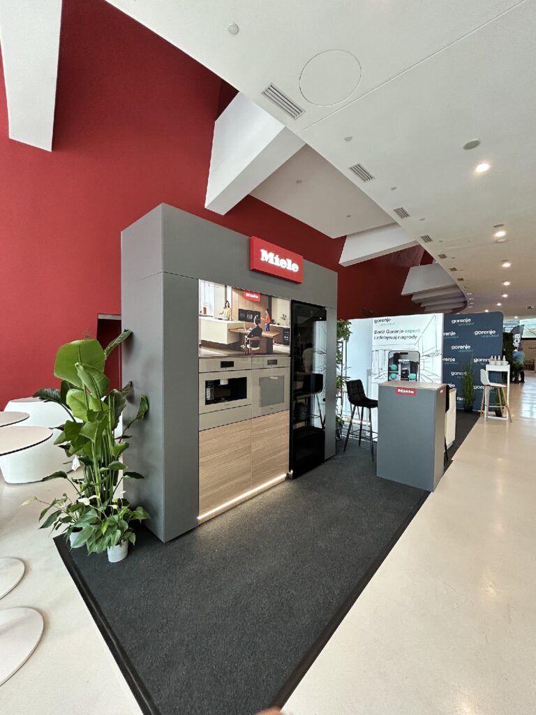 Mikrostoisko Miele 4×2 m na Interioro Design Days 2026 w ICE Kraków — pięć urządzeń premium AGD w kompozycji frontalnej. Projekt Tatjany Kobuszewskiej, TRK System