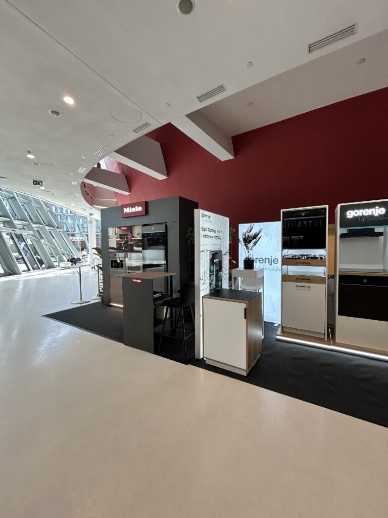 Mikrostoisko Miele na Interioro Design Days 2026 w ICE Kraków — pięć urządzeń premium AGD w kompozycji frontalnej. Projekt Tatjany Kobuszewskiej, TRK System