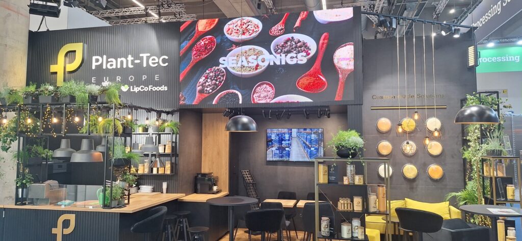Ekran z systemami panierowania (Breading Systems) na stoisku Plant-Tec Europe na IFFA. Projekt Tatjany Kobuszewskiej, TRK System