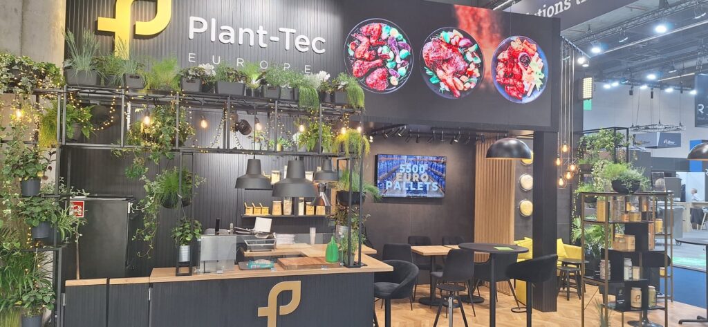 Drewniane półki z produktami w słoikach na stoisku Plant-Tec Europe na IFFA. Projekt Tatjany Kobuszewskiej, TRK System