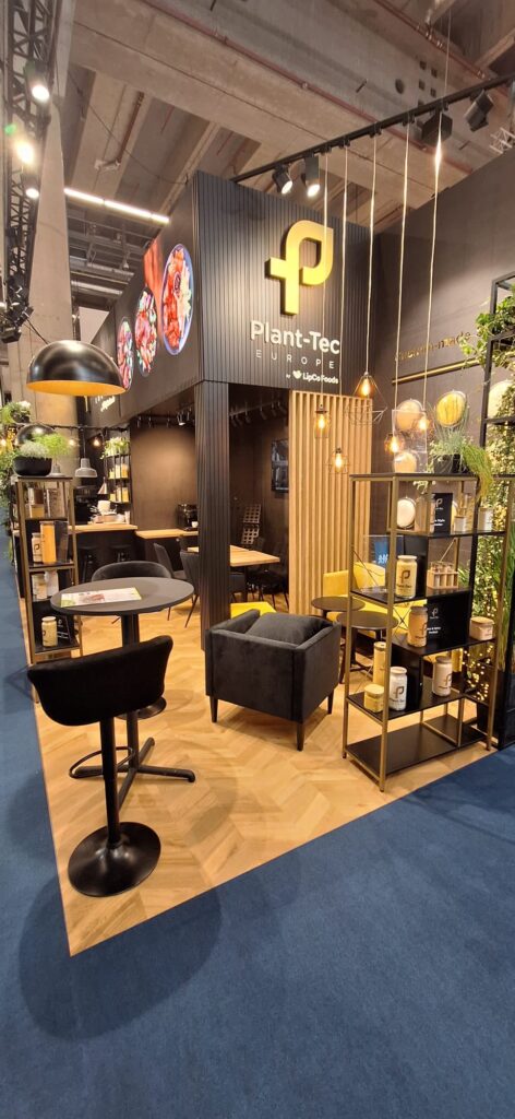 Narożne stoisko Plant-Tec Europe (marka LipCo Foods) na IFFA we Frankfurcie. Projekt Tatjany Kobuszewskiej, TRK System