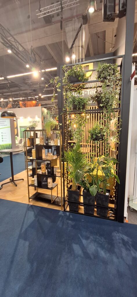 Ściana żywej zieleni — ogród wertykalny na stoisku Plant-Tec Europe na IFFA. Projekt Tatjany Kobuszewskiej, TRK System