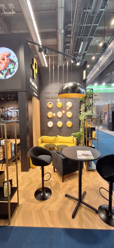 Strefa rozmów z żółtymi sofami na stoisku Plant-Tec Europe na IFFA we Frankfurcie. Projekt Tatjany Kobuszewskiej, TRK System