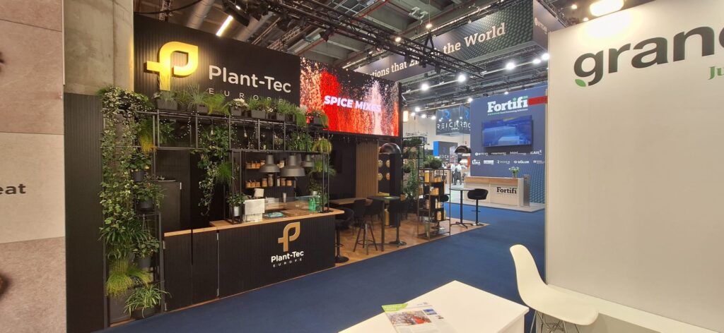Stoisko targowe Plant-Tec Europe na IFFA we Frankfurcie (Niemcy) — narożna zabudowa z ogrodem wertykalnym. Projekt Tatjany Kobuszewskiej, TRK System