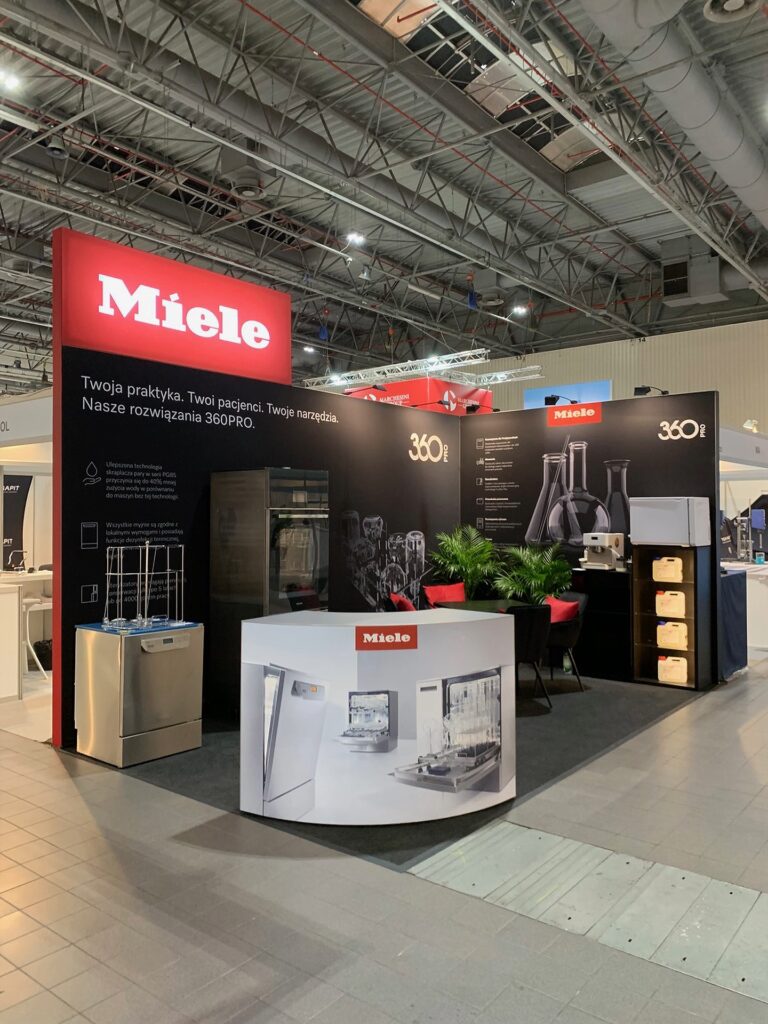Stoisko targowe Miele w czerwono-czarnej kolorystyce — projekt i nadzór Tatjana Kobuszewska, TRK System Warszawa