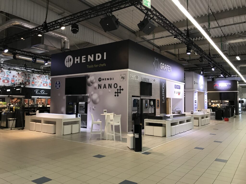 Nowoczesne stoisko wystawowe firm HENDI i GRAFENI w przestronnej hali F centrum PTAK Warsaw Expo.