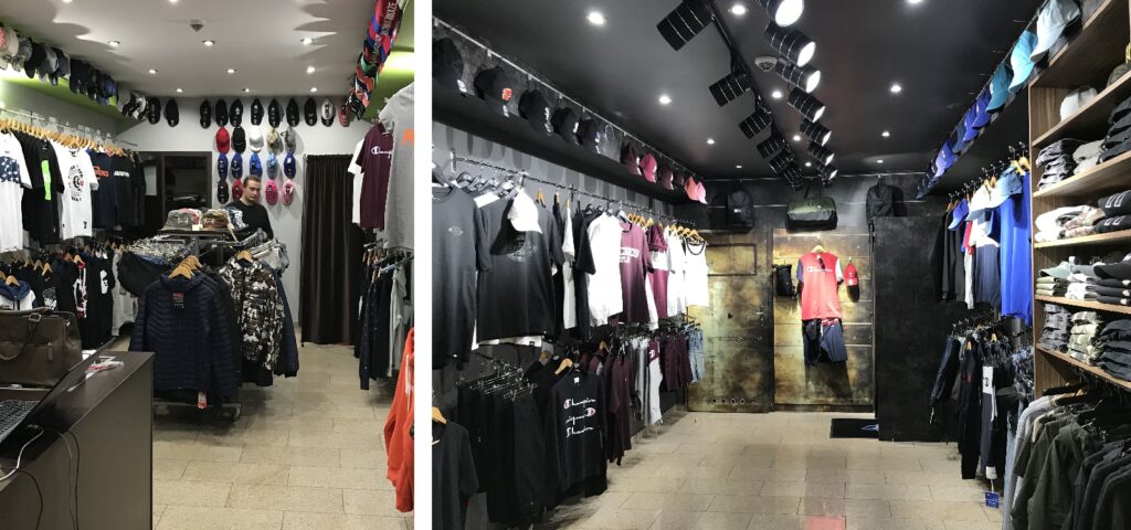 Dwa zdjęcia przedstawiają sklep Skate Shop AK-47 — wnętrze butiku w warszawskim podziemnym pasażu, zaprojektowanego przez pracownię TRK System. Przestrzeń wypełniają stojaki z koszulkami, półki z czapkami oraz reflektory punktowe; jedno ze zdjęć przedstawia ladę kasową. projekt i nadzór Tatjana Kobuszewska