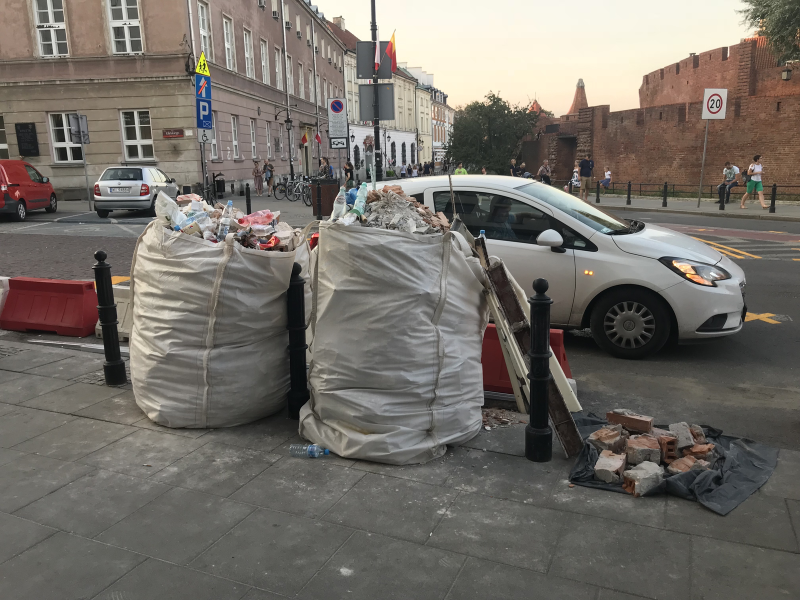 Worki z gruzem ustawione na chodniku przed remontowanym lokalem na Starym Mieście w Warszawie, w tle kamienice. projekt i nadzór Tatjana Kobuszewska trksystem.com