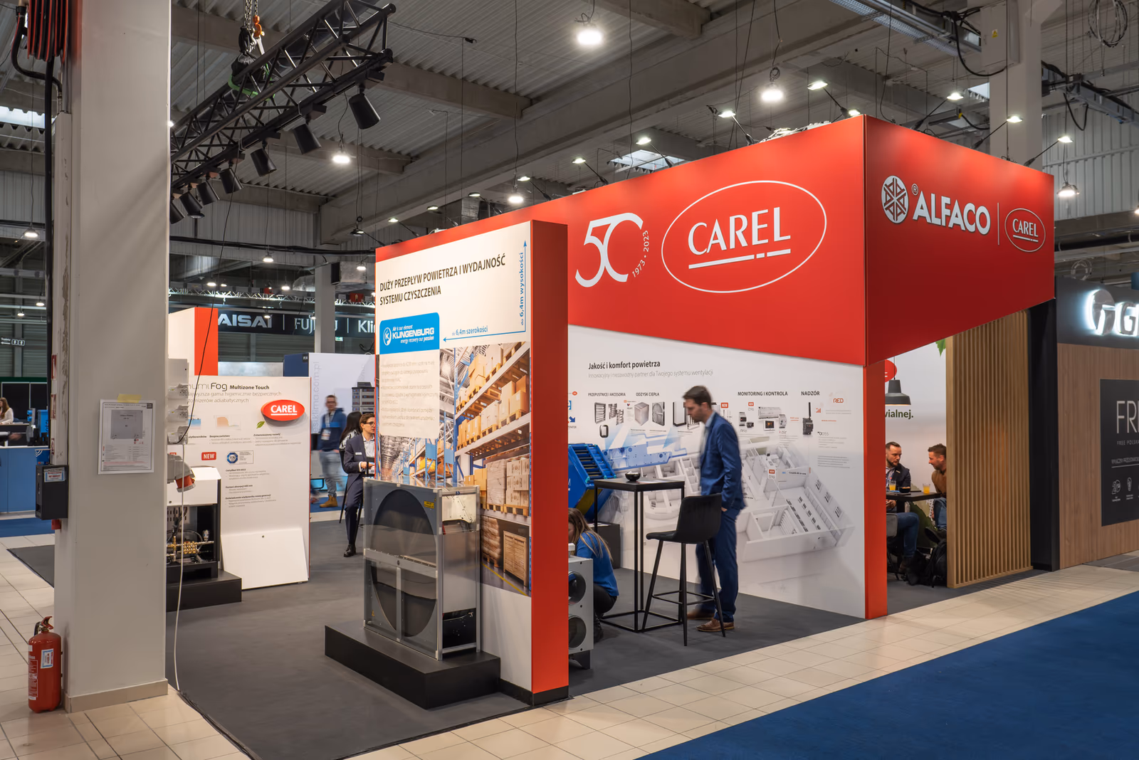 Stoisko Alfaco F2.40 z boku: ściana graficzna, centrala wentylacyjna i strefa rozmów, HVAC Expo 2024