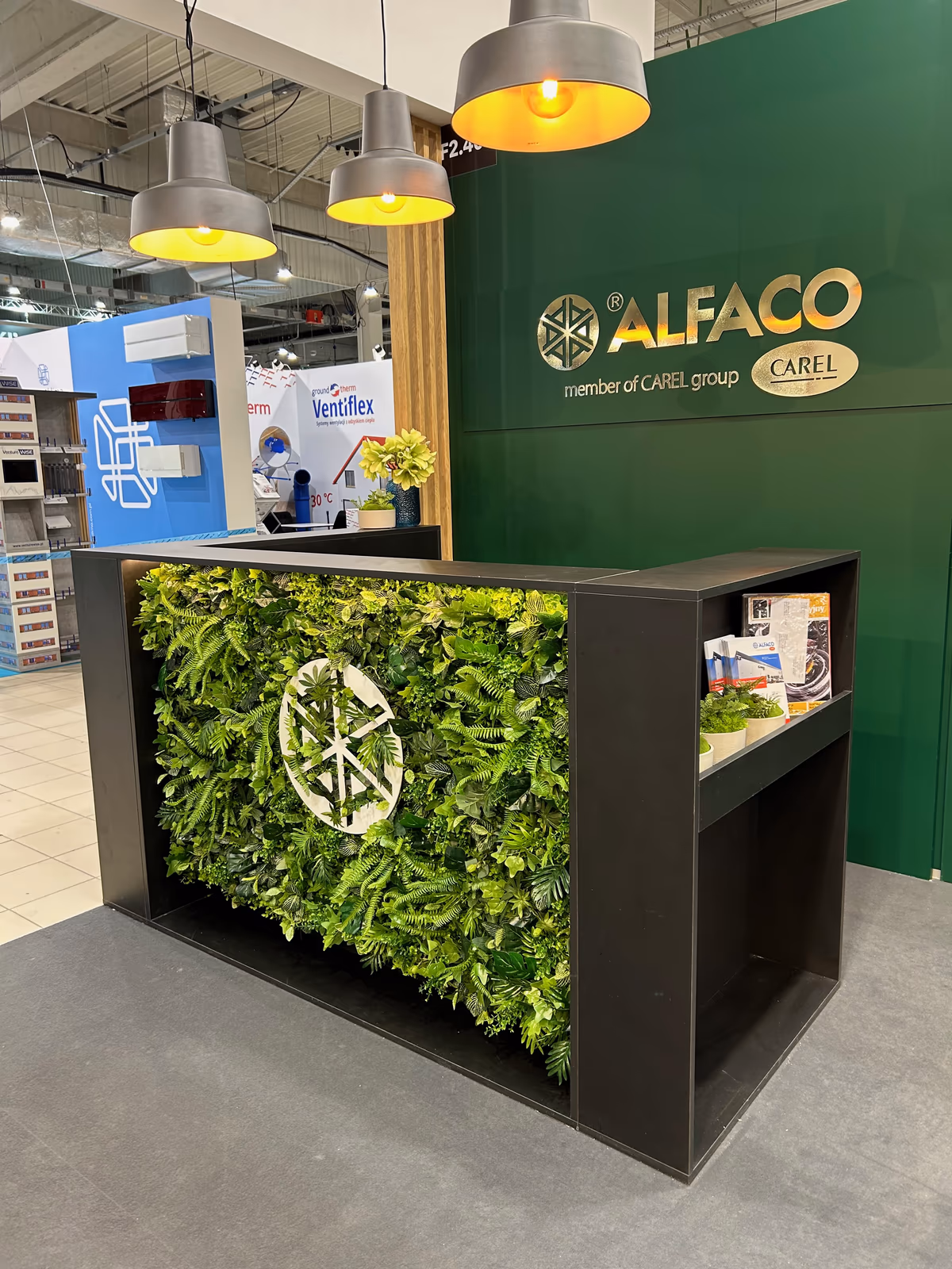 Bar stoiska ze ścianą z gęstej zieleni i wyciętym logo Alfaco, HVAC Expo 2024