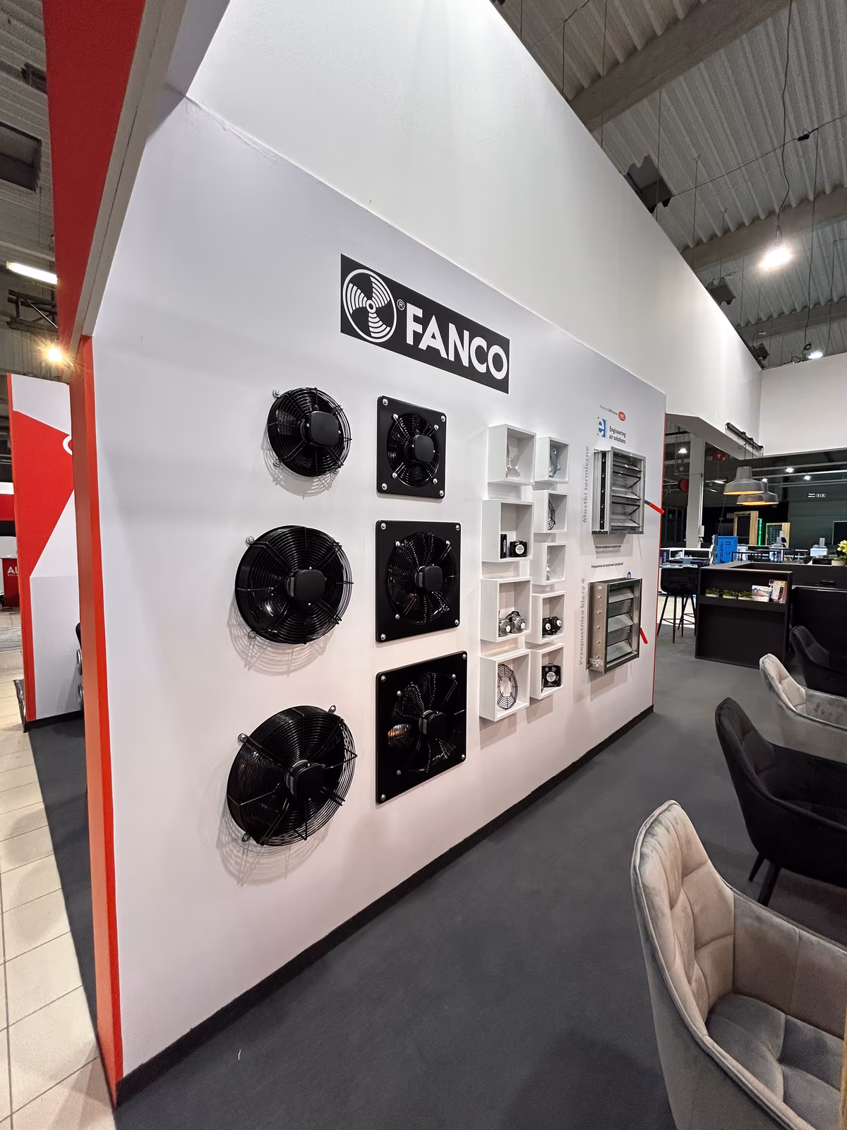 Ściana Fanco z wentylatorami osiowymi i wnękami na produkty, stoisko Alfaco HVAC 2024