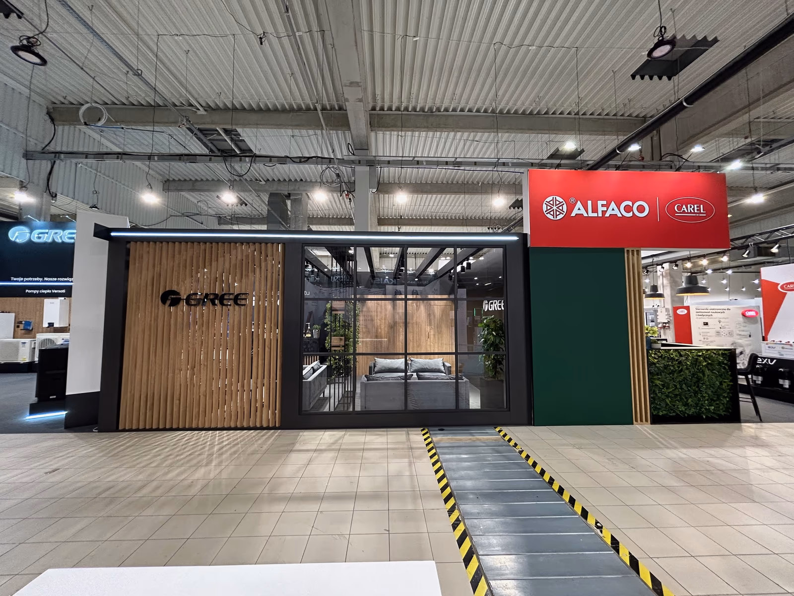 Stoisko Alfaco w hali F widziane z alejki podczas targów HVAC Expo 2024