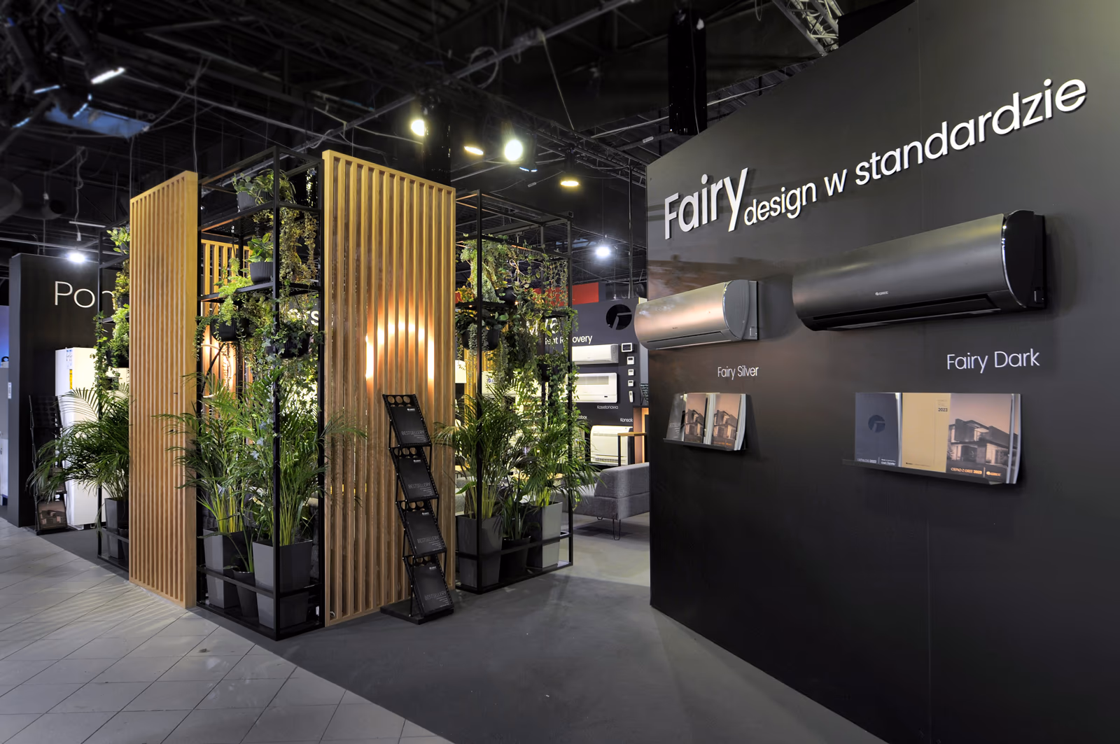 Ażurowe przegrody z dębowych listew i regały z roślinami dzielące stoisko Gree, ściana Fairy design w standardzie