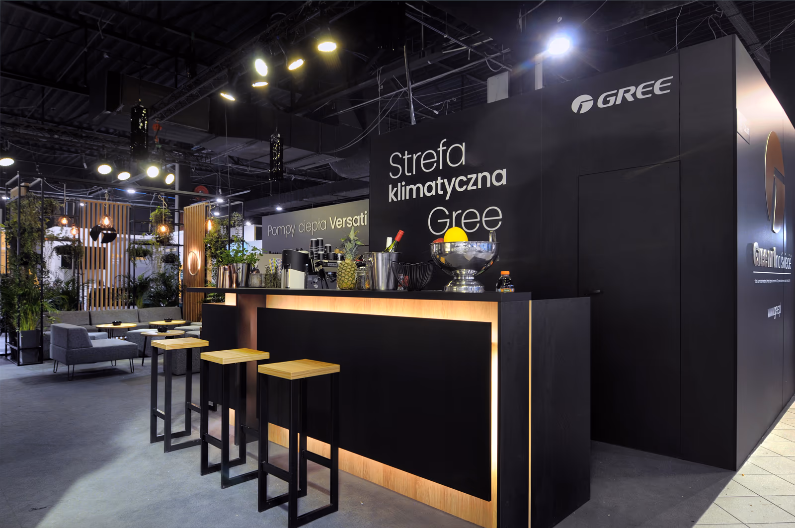 Bar stoiska Gree z napisem Strefa klimatyczna Gree, hokery i podświetlana lada, targi HVAC 2023