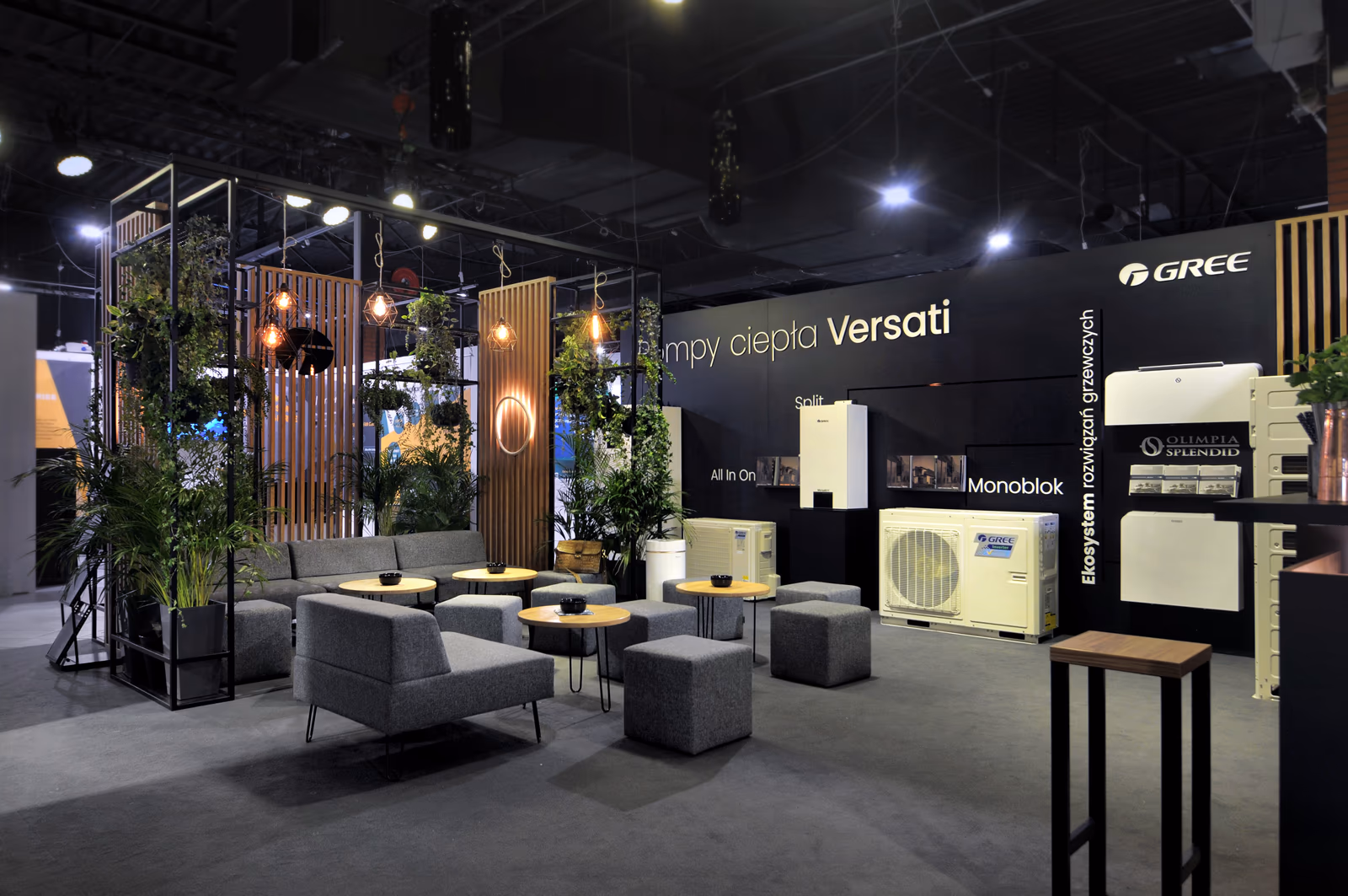 Ściana pomp ciepła Gree Versati w wersjach Split, All in One i Monoblok na stoisku targowym, HVAC 2023