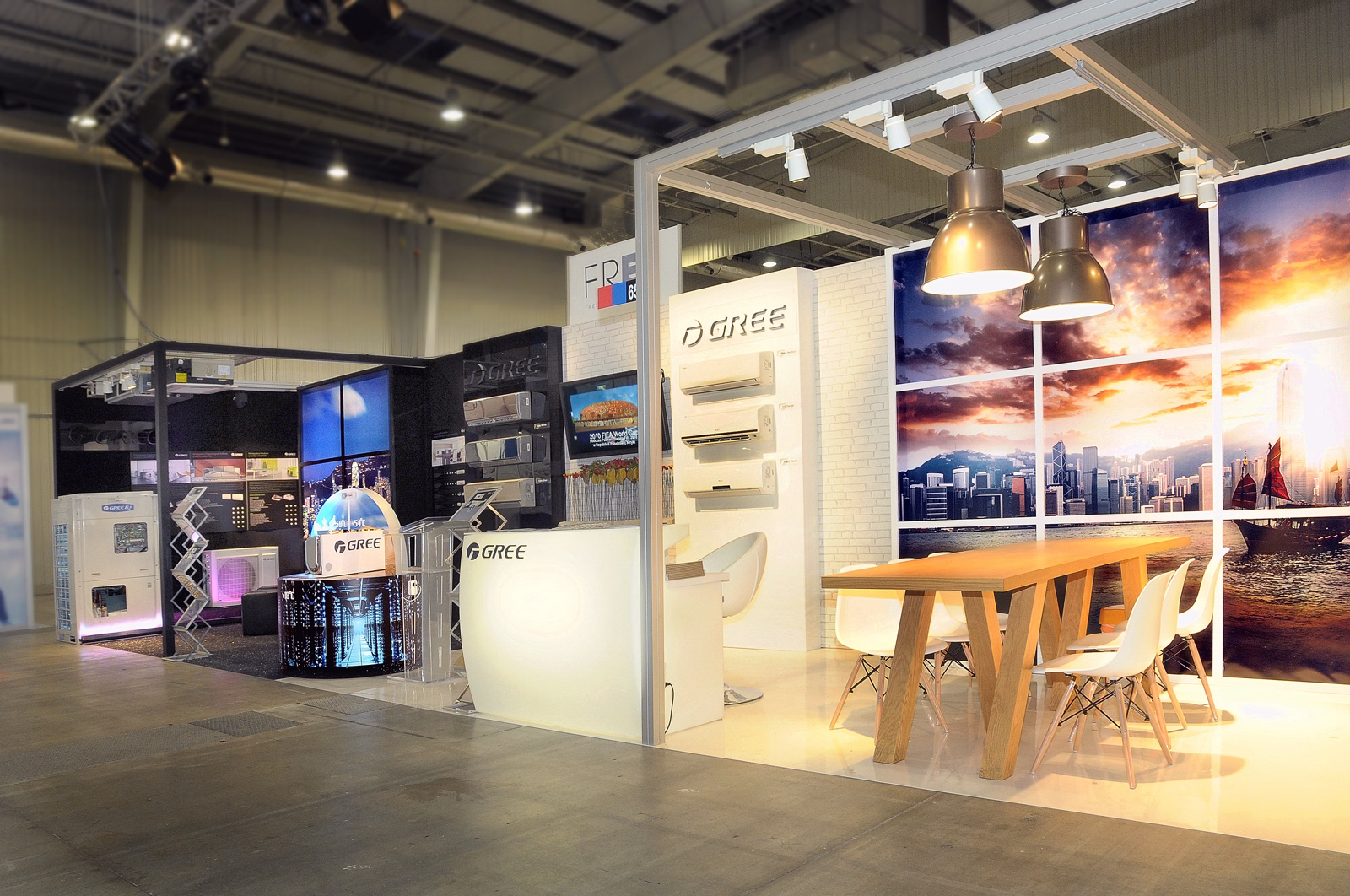 Stoisko targowe Gree 36 m² na Forum Wentylacja 2015, ciemna strona techniczna i jasna strefa rozmów