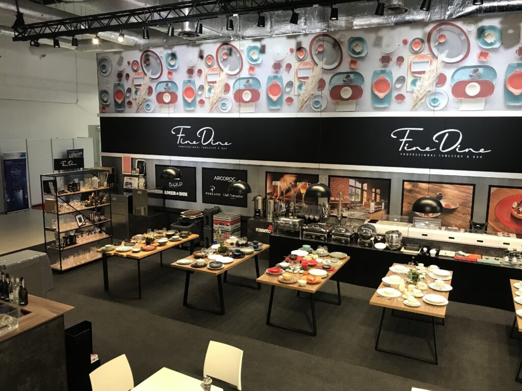 na stoisku Fine Dine podczas targów EuroGastro w Ptak Warsaw Expo na stołach i półkach prezentowane są kolorowe talerze, miski i naczynia kuchenne.