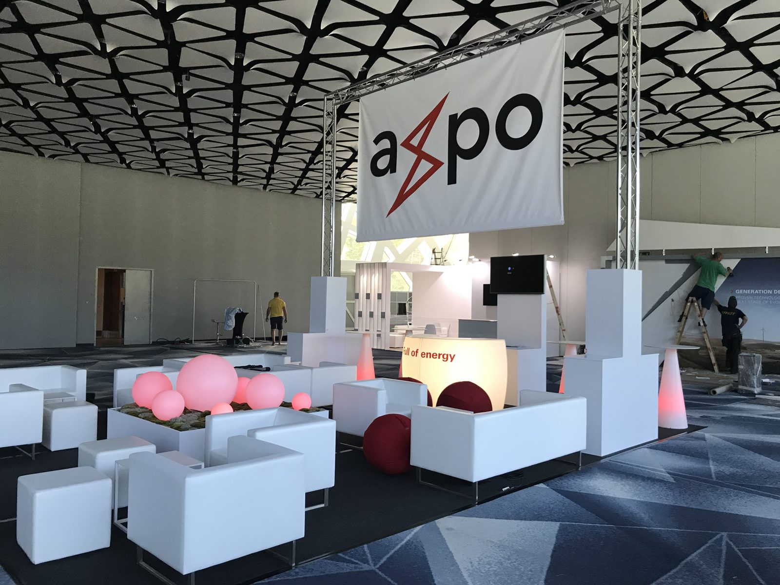 Widok na strefę Axpo spod ażurowego stropu hotelu