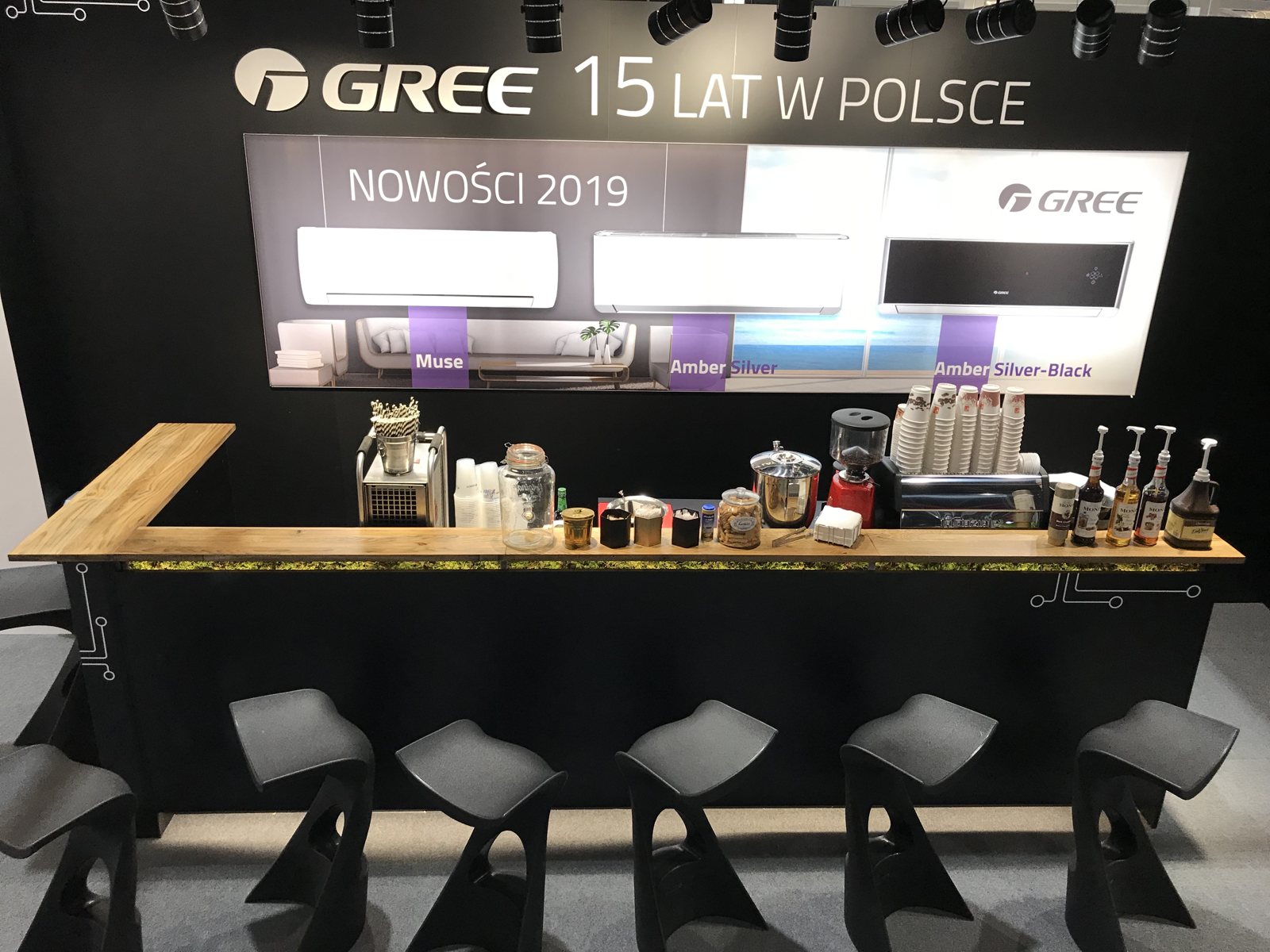 Bar stoiska Gree z drewnianym blatem i podświetlanym banerem 15 lat w Polsce